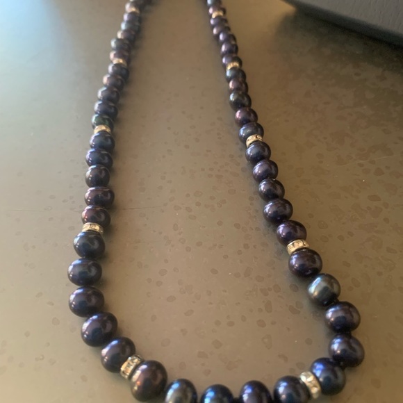 The Danbury Mint, NEW NEVER WORN, exquisite Cultured BLACK PEARL necklace. - Picture 9 of 10